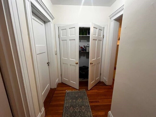 Building Photo - 452 Park Dr