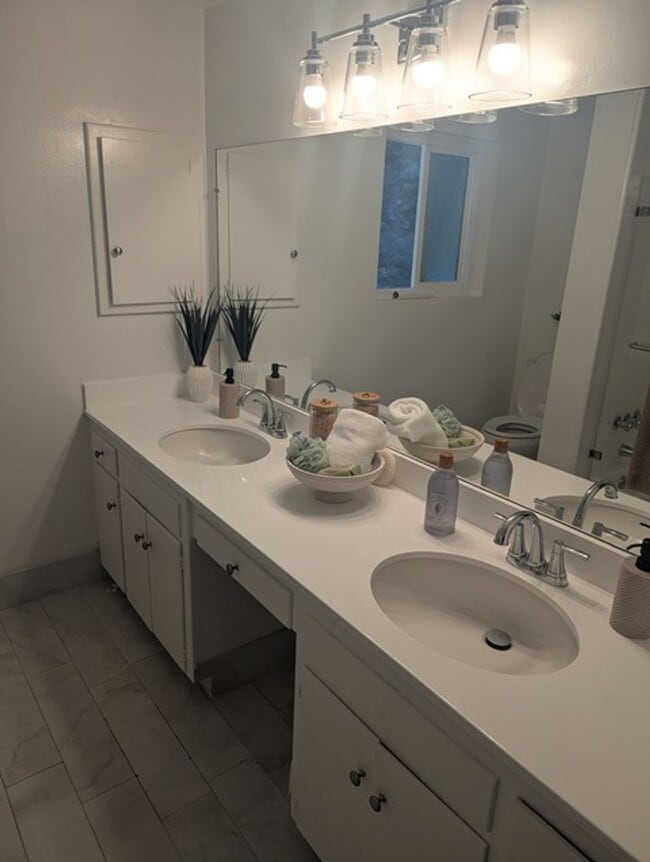 Building Photo - 3 Bed - 2 Bath House with Solar & Mountain...