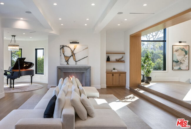 Building Photo - 7052 Dume Dr