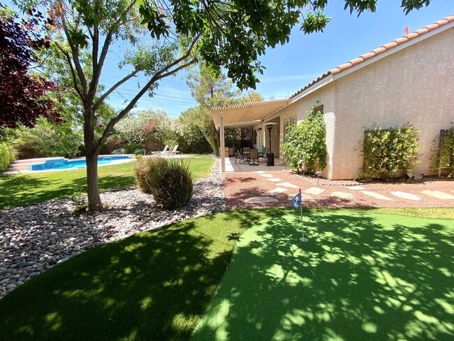 Building Photo - Furnished 4 Bedroom Pool Home - 6 month lease