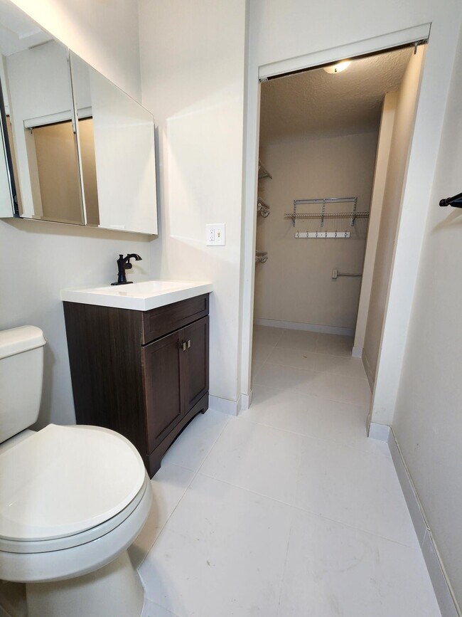 Building Photo - 8836 Belle Aire Dr