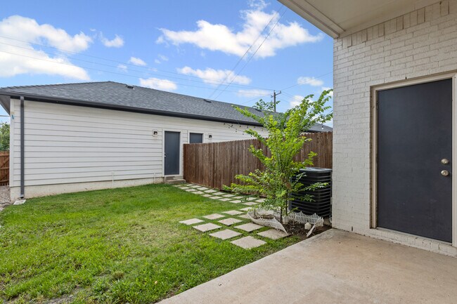 Building Photo - 3138 Wayside Ave
