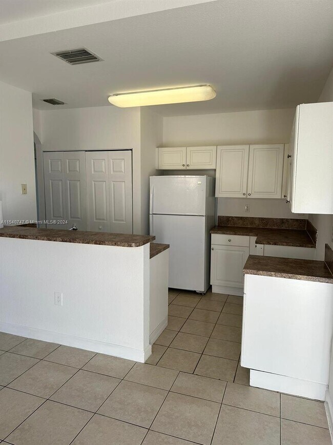 Building Photo - 1650 NE 33rd Rd