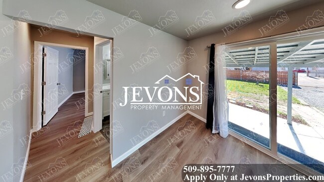 Building Photo - Explore this attractive property in Yakima with 3 bedrooms and 1 bathroom