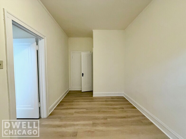 Building Photo - 2530 N Sawyer Ave