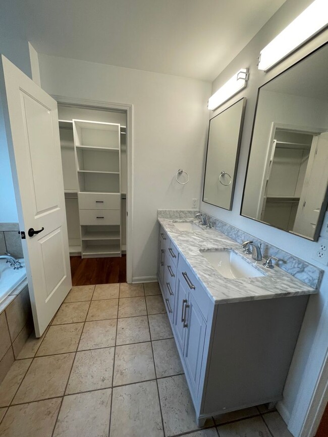 Building Photo - BEAUTIFUL 3 Bedroom 2 Bath Home in the Cit...