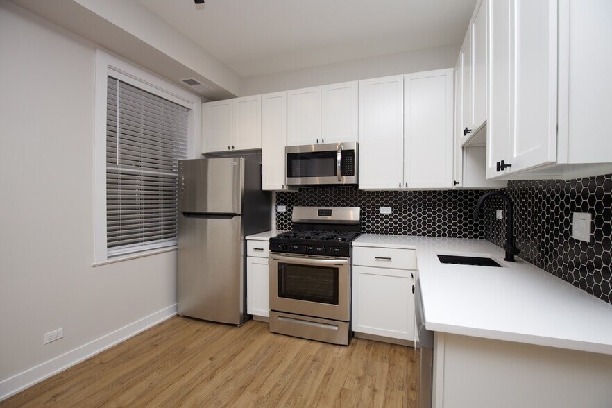 Building Photo - 661 W Wrightwood Ave