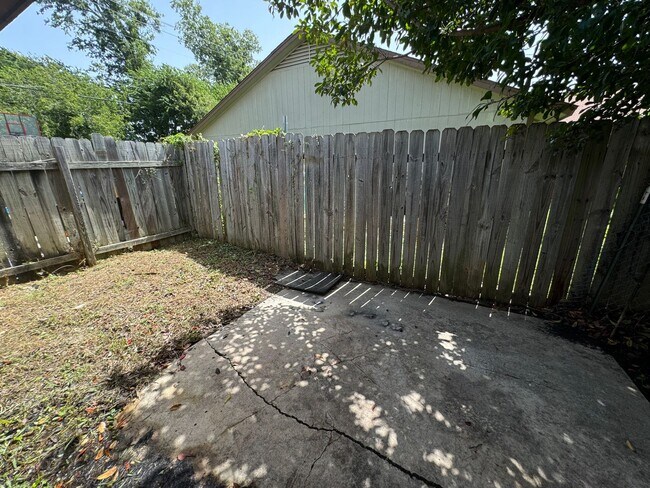 Building Photo - 2404 Shoemaker Dr