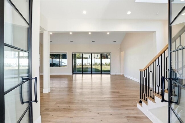 Building Photo - 705 Largovista Dr