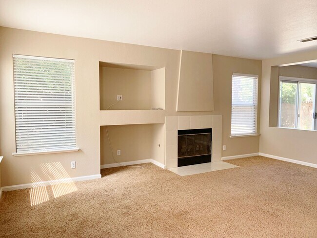 Building Photo - 4 Bedroom Home in Hollister