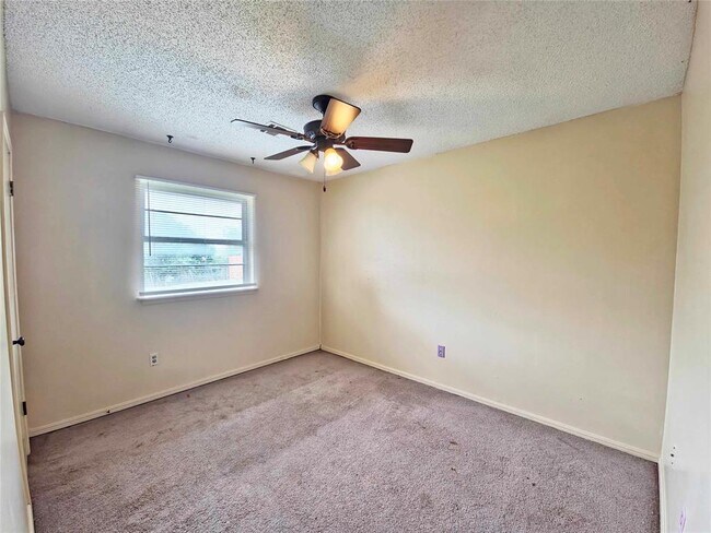 Building Photo - 13917 N Everest Ave