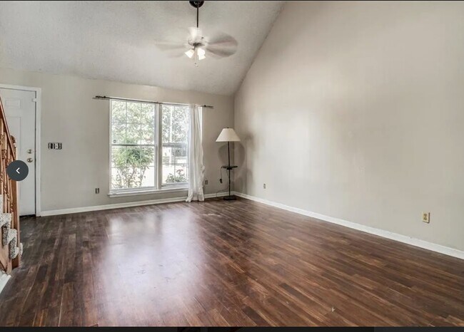Building Photo - 1121 Dean Dr