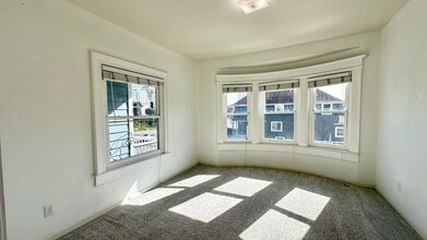 Building Photo - Spacious Upper Unit of a Duplex in Downtown Oakland w/ Shared Yard