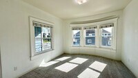 Building Photo - Spacious Upper Unit of a Duplex in Downtown Oakland w/ Shared Yard