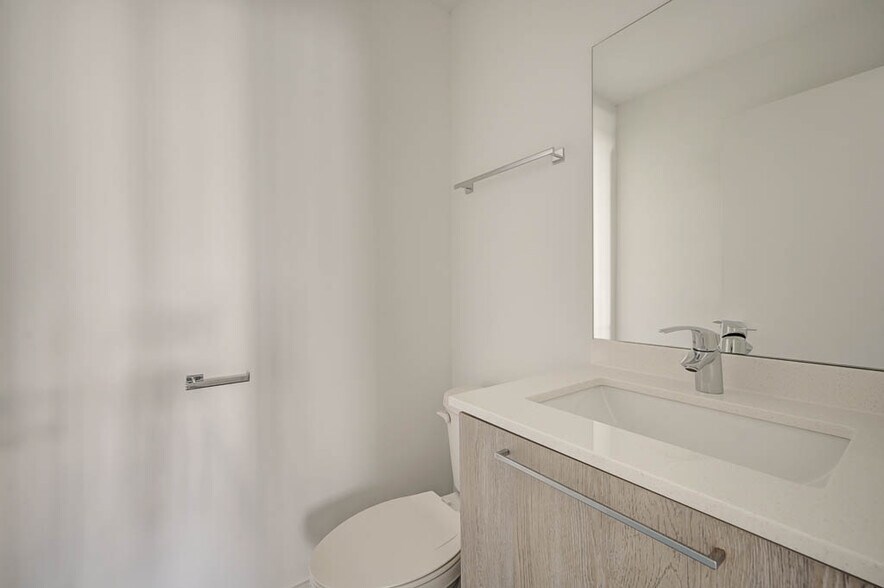 Building Photo - 7620 N Sheridan Rd