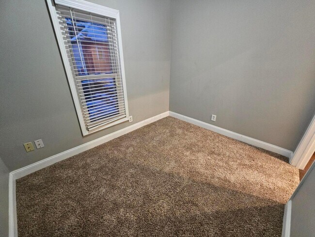 Building Photo - 402 W 3rd Ave