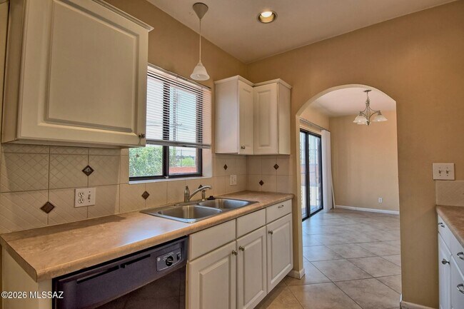 Building Photo - 1604 E 10th St