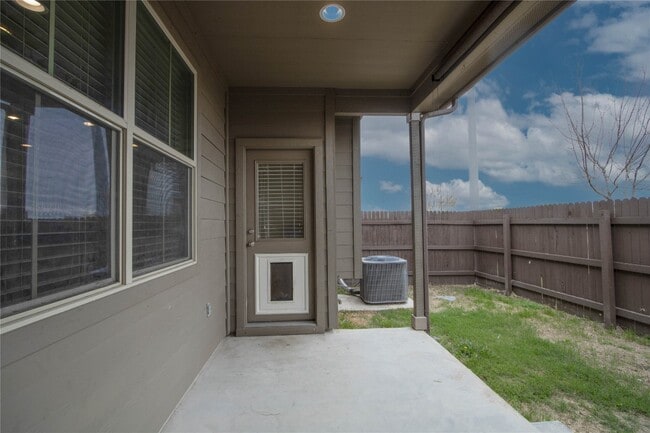 Building Photo - 2880 Donnell Dr