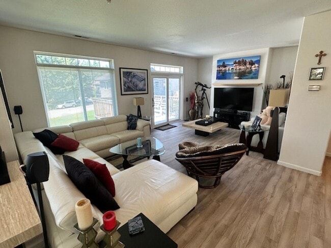 Building Photo - 764 Tuolumne Dr