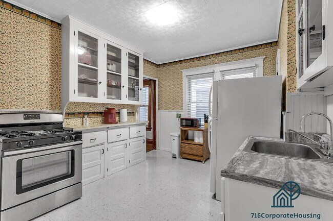 Building Photo - Furnished 3-Bedroom Lower Apartment on Bird Ave