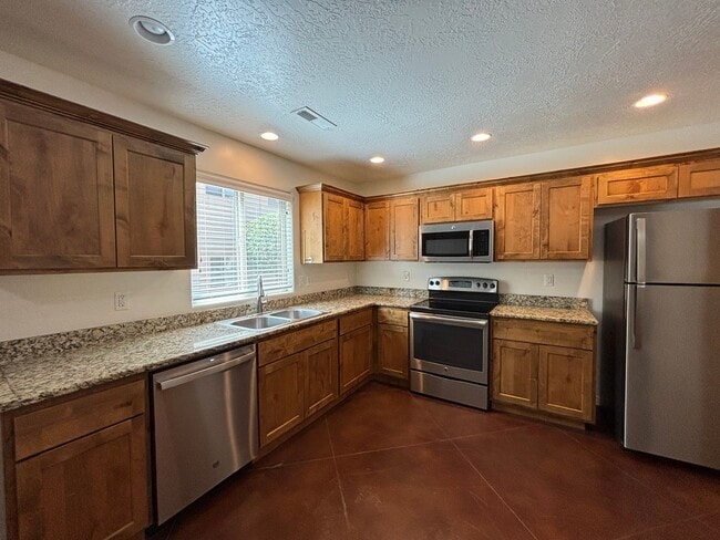Building Photo - SPACIOUS TOWNHOME AVAILABLE FOR RENT