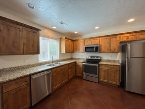 Building Photo - SPACIOUS TOWNHOME AVAILABLE FOR RENT