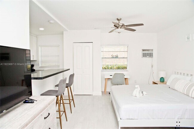 Building Photo - 4109 N Ocean Dr