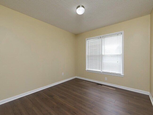 Building Photo - 16 Huntcliff Dr