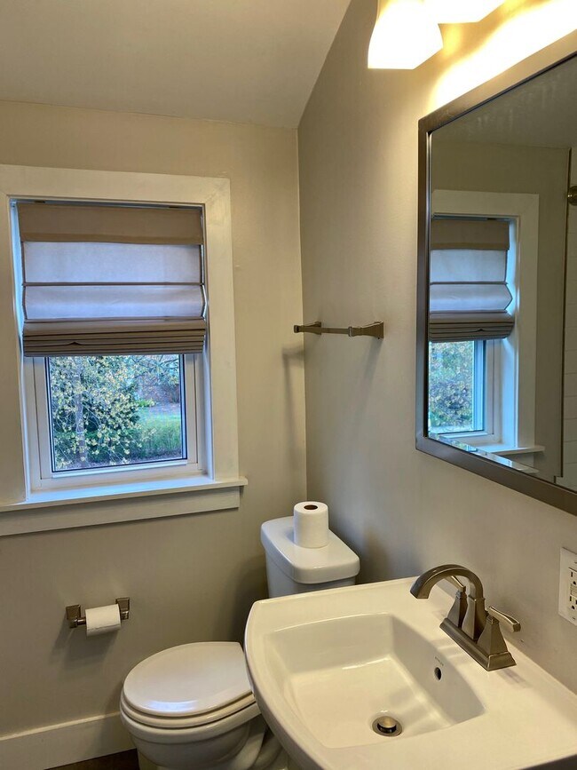 Building Photo - Charming 3 Bedroom/1 Bathroom Townhome in ...