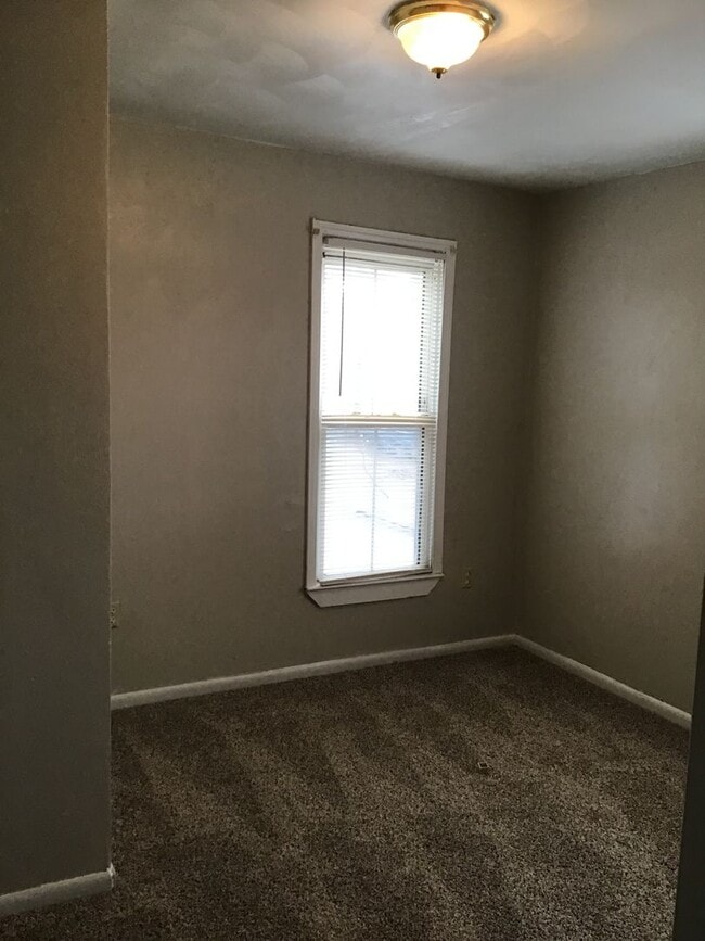 Building Photo - Spacious 2 bedroom duplex