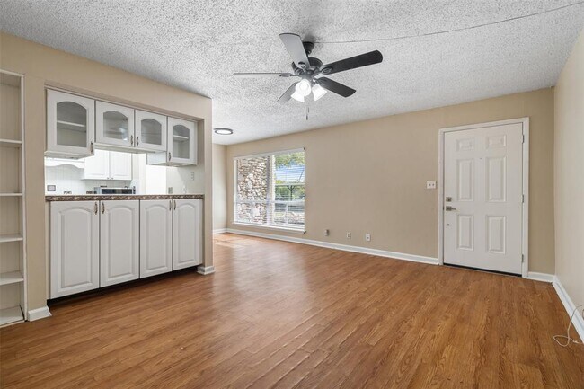 Building Photo - 500 E Riverside Dr