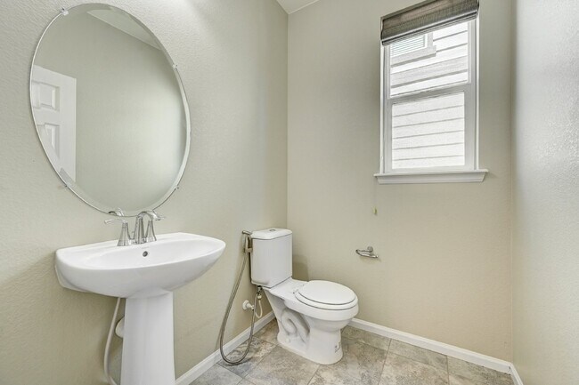 Building Photo - $3,325 - 3 Bed, 3 Bath Home in Centennial ...