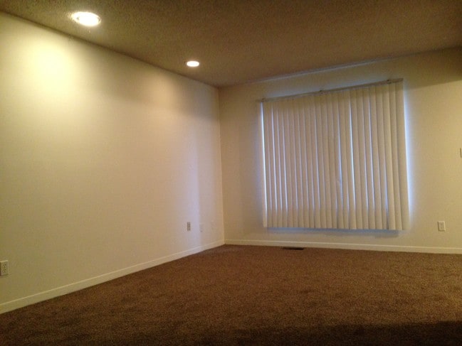 Building Photo - Royal Arms