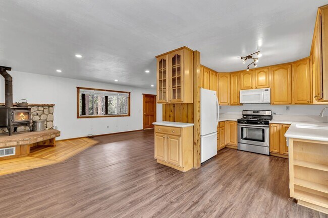 Building Photo - Mountain Lodge Home 1 Mile Away from the C...