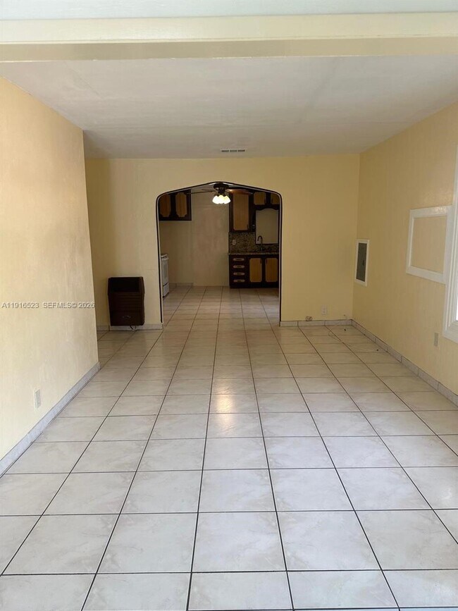 Building Photo - 11108 Peachtree Dr