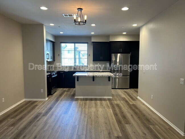Building Photo - 609 Savi Dr