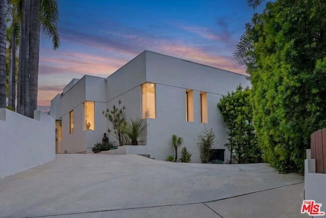 Building Photo - 9405 Sierra Mar Pl