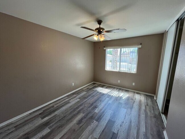 Building Photo - READY TO VIEW NOW! Spacious 3 Bed 2 Bath H...