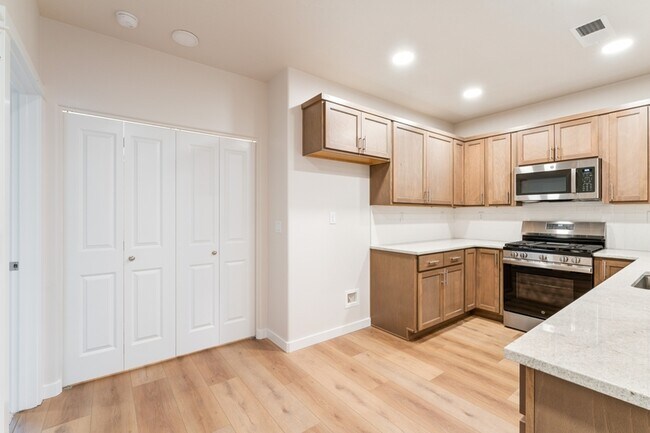 Building Photo - 2264 E Misty Fls St