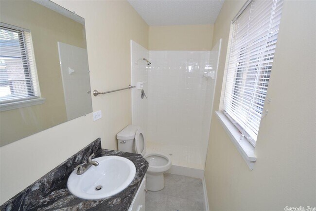 Building Photo - 9412 Warren Dr