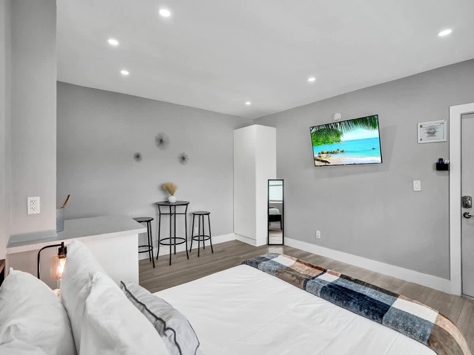 Building Photo - 906 N Riverside Dr