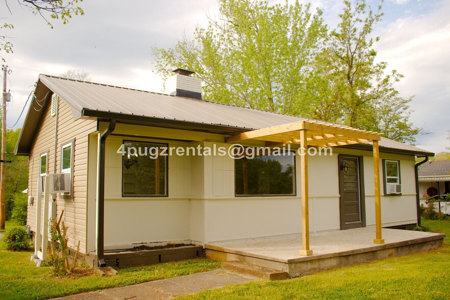 Building Photo - 107 W Newcomb Rd