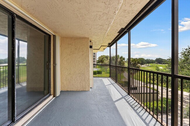 Building Photo - 200 Jacaranda Country Club Dr