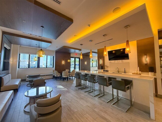 Building Photo - 999 SW 1st Ave