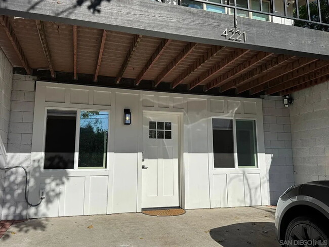 Building Photo - Studio rental available in a beautifully renovated single-story ranch property located in the hig...