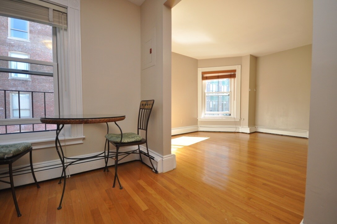 Building Photo - 218 Newbury St