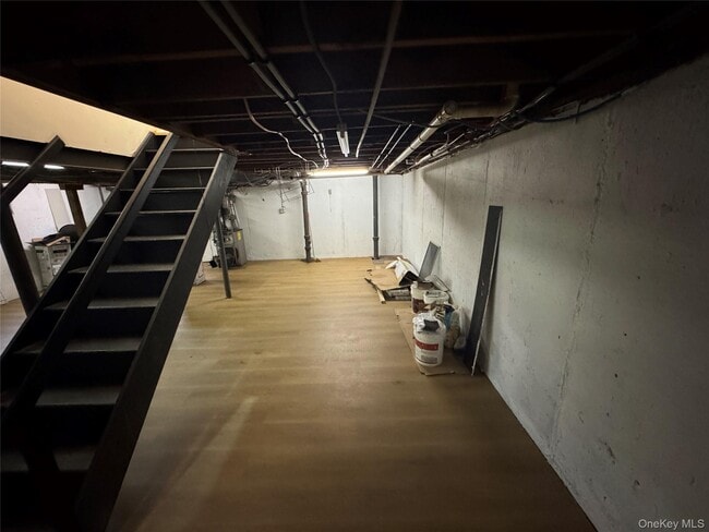Building Photo - 303 Woodbury Rd
