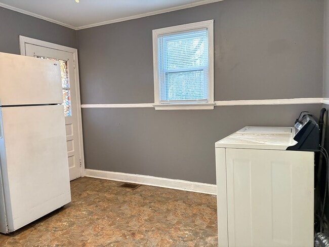 Building Photo - 2 Bedroom, 1 Bathroom House in Winston-Salem!