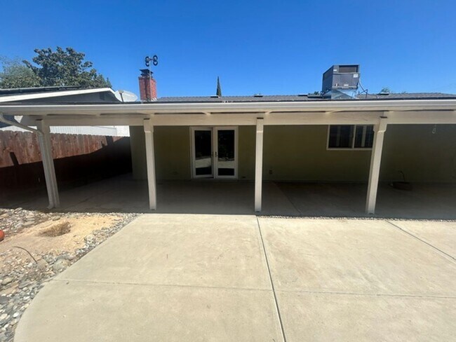 Building Photo - 3 Bedroom 2 Bathroom Centrally Located Near Shopping and Restaurants!