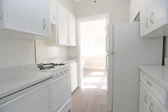 Building Photo - 1020 Kavanaugh Blvd